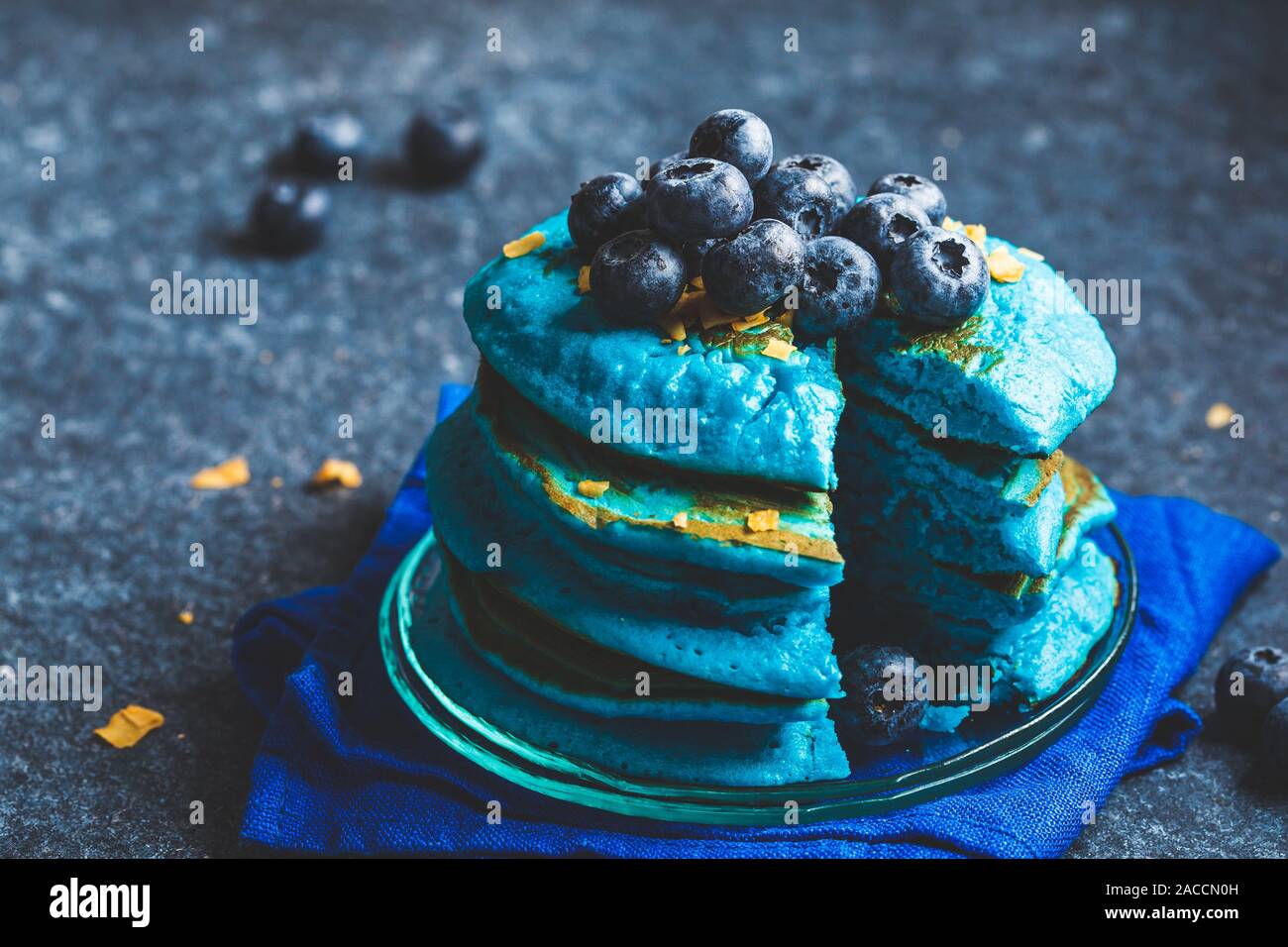Blueberry Blueberry Pancakes mit Kokos Chips auf einem dunklen Hintergrund. Stockfoto