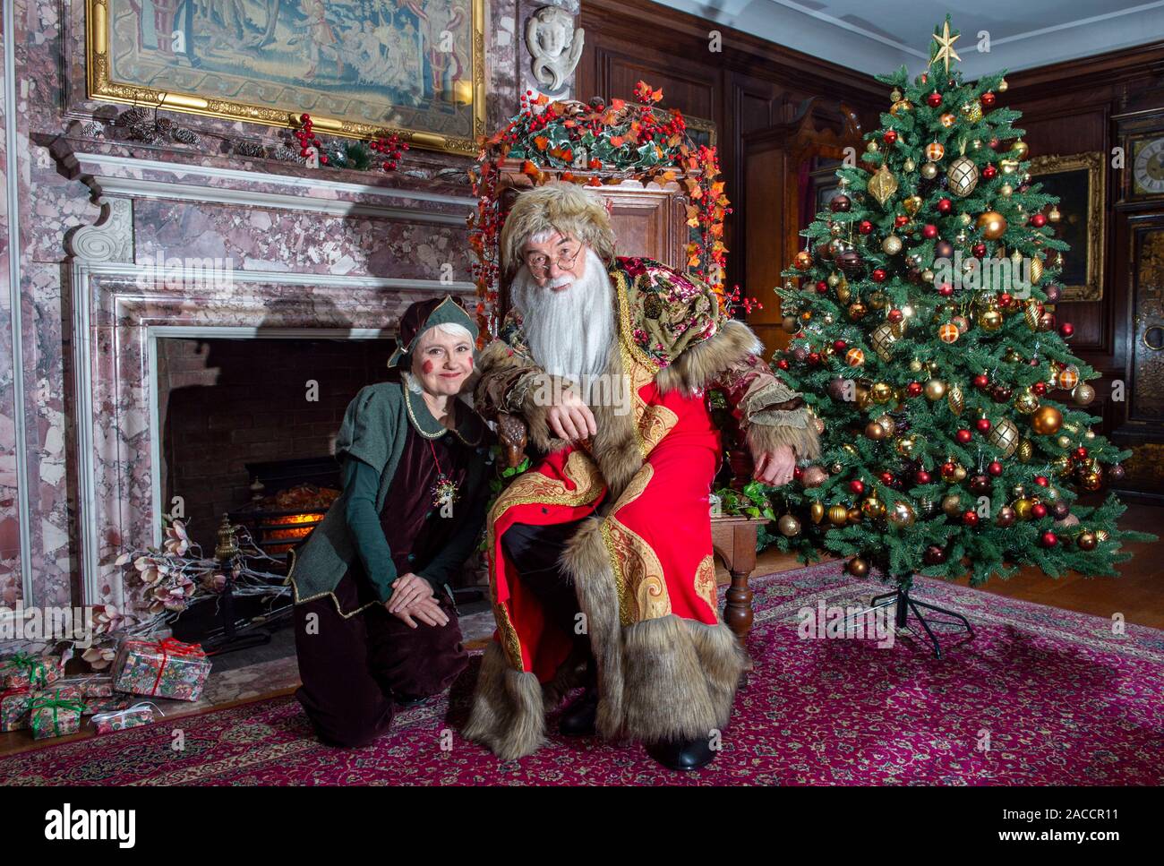 Brighton UK 25. November 2019 - Der Weihnachtsmann und seine elf in Preston Manor in Brighton. Preston Manor ist ein edwardianisches Herrenhaus im alten Dorf von Preston in Brighton Stockfoto