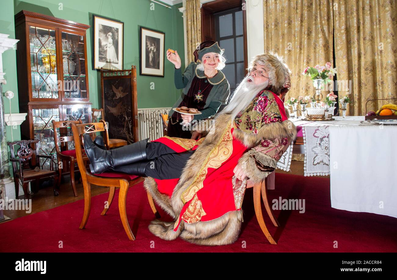 Brighton UK 25. November 2019 - Der Weihnachtsmann und seine elf genießen Sie einige Torten in Preston Manor in Brighton, Hacken. Preston Manor ist ein edwardianisches Herrenhaus im alten Dorf von Preston in Brighton Stockfoto