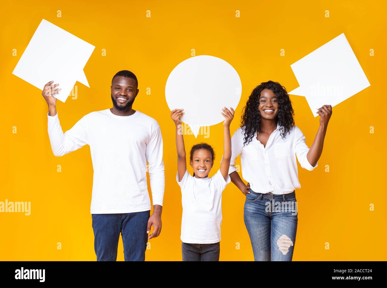 Leere Sprechblasen in den Händen von lächelnden afrikanische amerikanische Familie Stockfoto Leere Sprechblasen in den Händen von lächelnden afrikanische amerikanische Familie Stockfoto