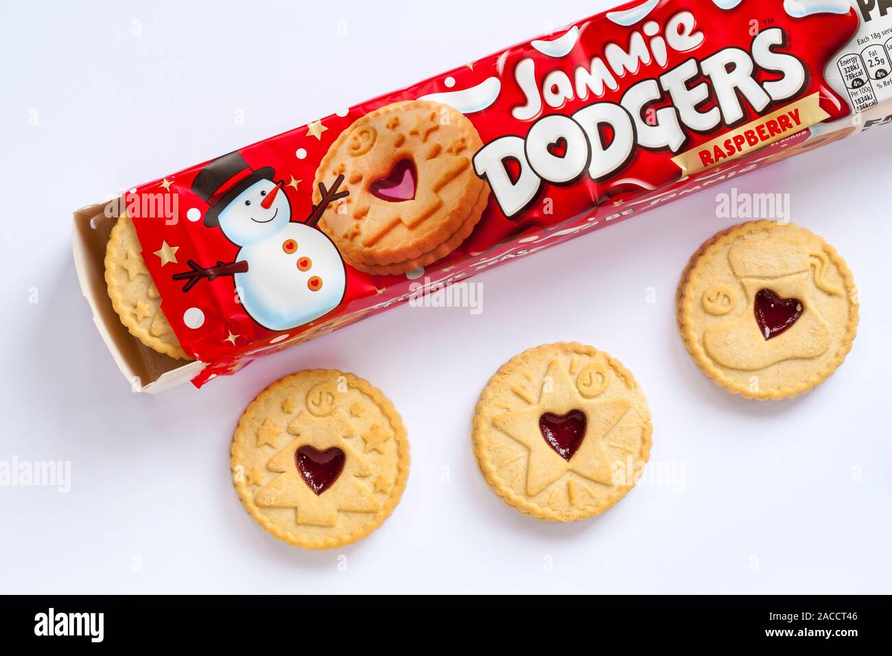 Paket von Jammie Dodgers himbeere Kekse Geschmack tis die Jahreszeit jammie Familienpaket mit Inhalt auf weißem Hintergrund entfernt eingestellt werden Stockfoto