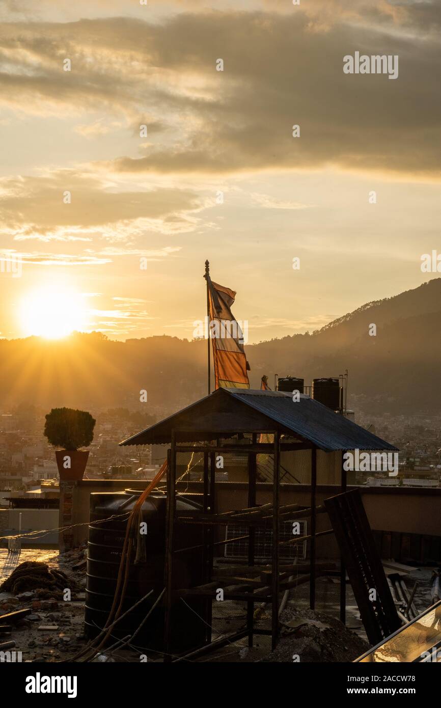 Gebetsfahnen fliegen auf einem Gebäude in Kathmandu, Nepal Stockfoto