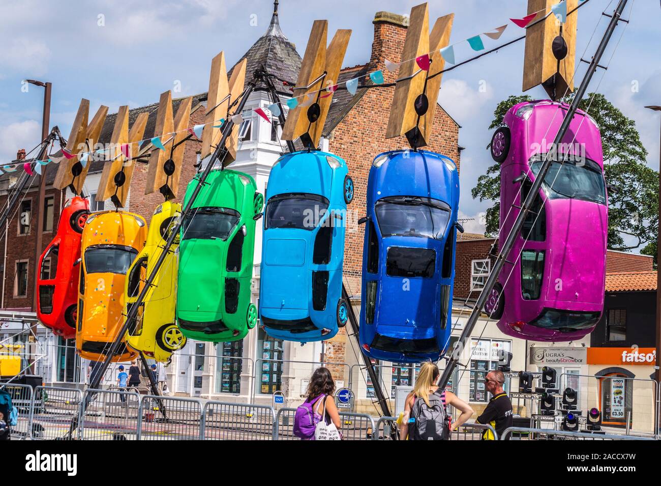 Renault Clio Autos in hellen Farben gestrichen, Kunst Installation von Generik Vapeur, SIRF, Stockton-auf-T-Stücke, County Durham, England Stockfoto