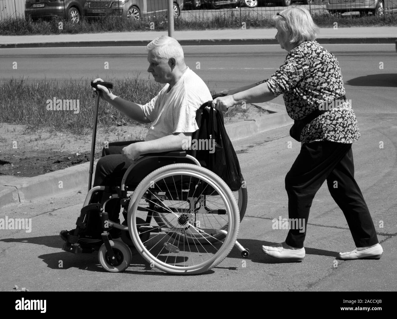 St. Petersburg, Russland, 5. Juni 2019. Ältere Paare, alte Frau trägt für Behinderte Beförderung mit alten Menschen Stockfoto