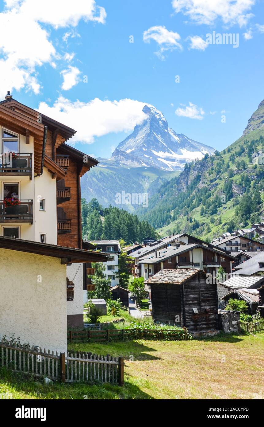 Malerische Bergdorf Zermatt in der Schweiz im Sommer. Berühmte Matterhorn im Hintergrund. Typische Alpine Mountain Chalets. Schweizer Alpen, Alpine Landschaften. Stockfoto