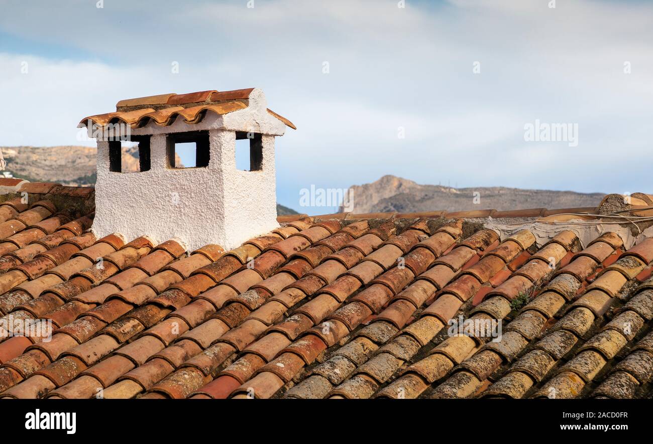 Spanisch terrakottafarbenen Dachziegeln und Kamin Stockfoto