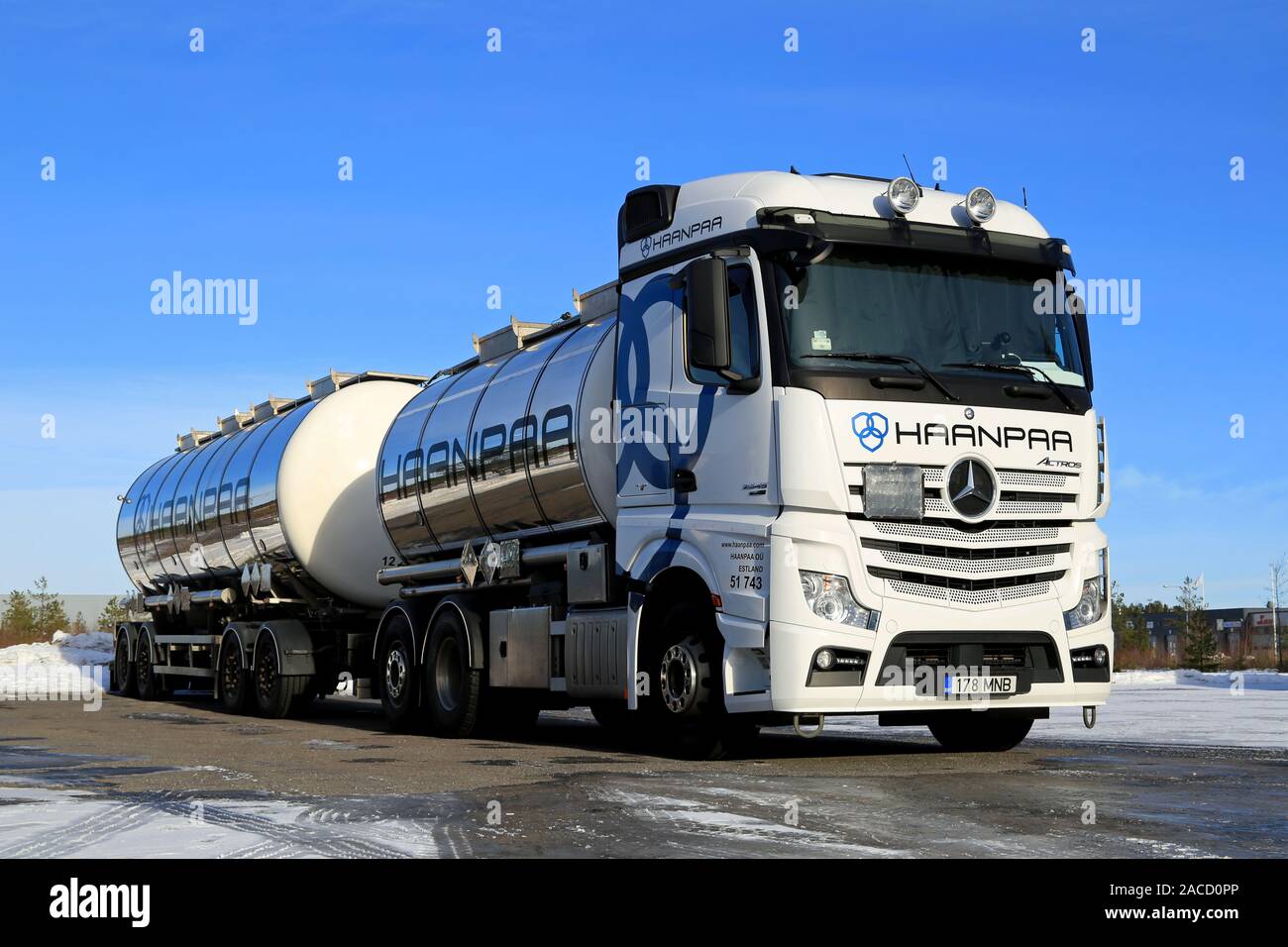 LIETO, Finnland 15. FEBRUAR 2015: Weiße Mercedes-Benz Actros Tank-LKW auf eisigen Hof. Daimler Trucks verkauft fast 500.000 Lkw im Jahr 2014. Stockfoto