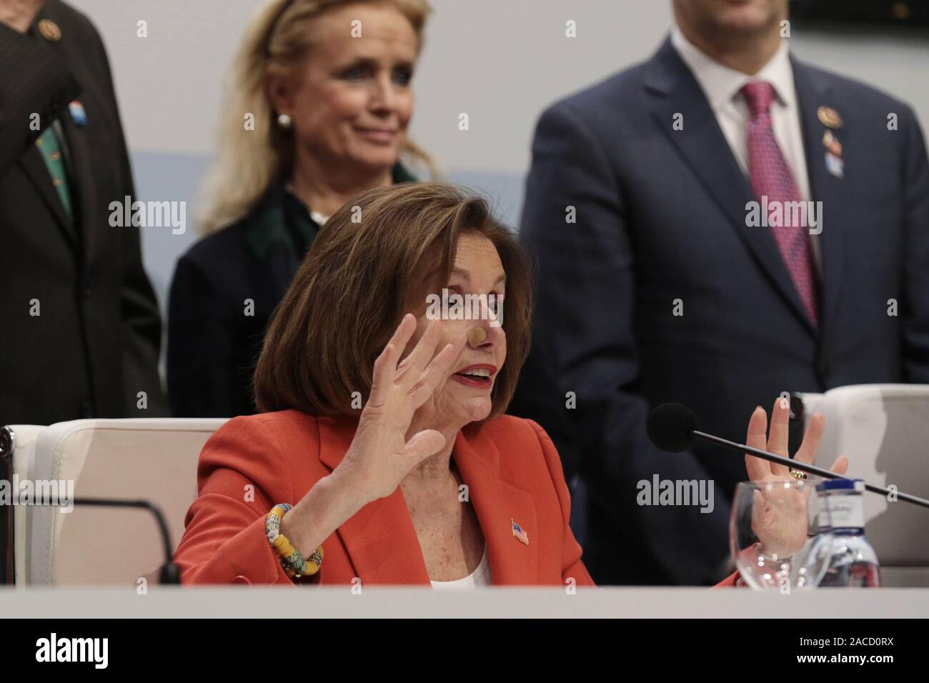 Madrid, Spanien, 02/12/2019. - Nancy Pelosi, Leiter der US-Delegation als Geste gegen die Skepsis der US-Präsident Donald Tump Pressekonferenz während der ersten Tun der COOP 25 Chile in Madrid, Spanien. foto: Juan Carlos Rojas/Picture Aliance | Verwendung der weltweiten Kredit: dpa Picture alliance/Alamy leben Nachrichten Stockfoto