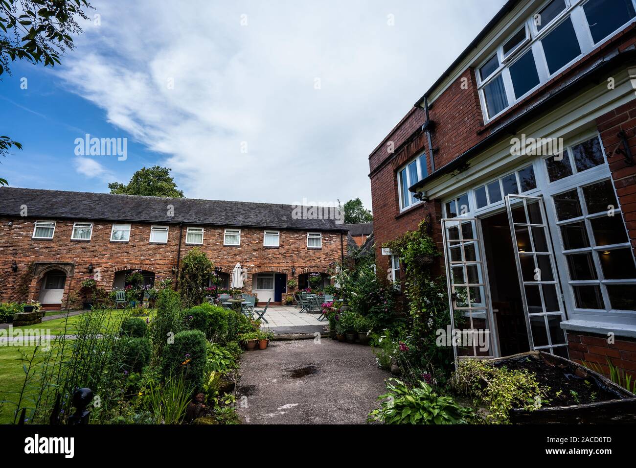 Das Manor Hotel and Guest House befindet sich in Cheadle, dem Veranstaltungsort für Hochzeiten der Klasse 2 in Staffordshire, Familienpension, Zeremonie Stockfoto