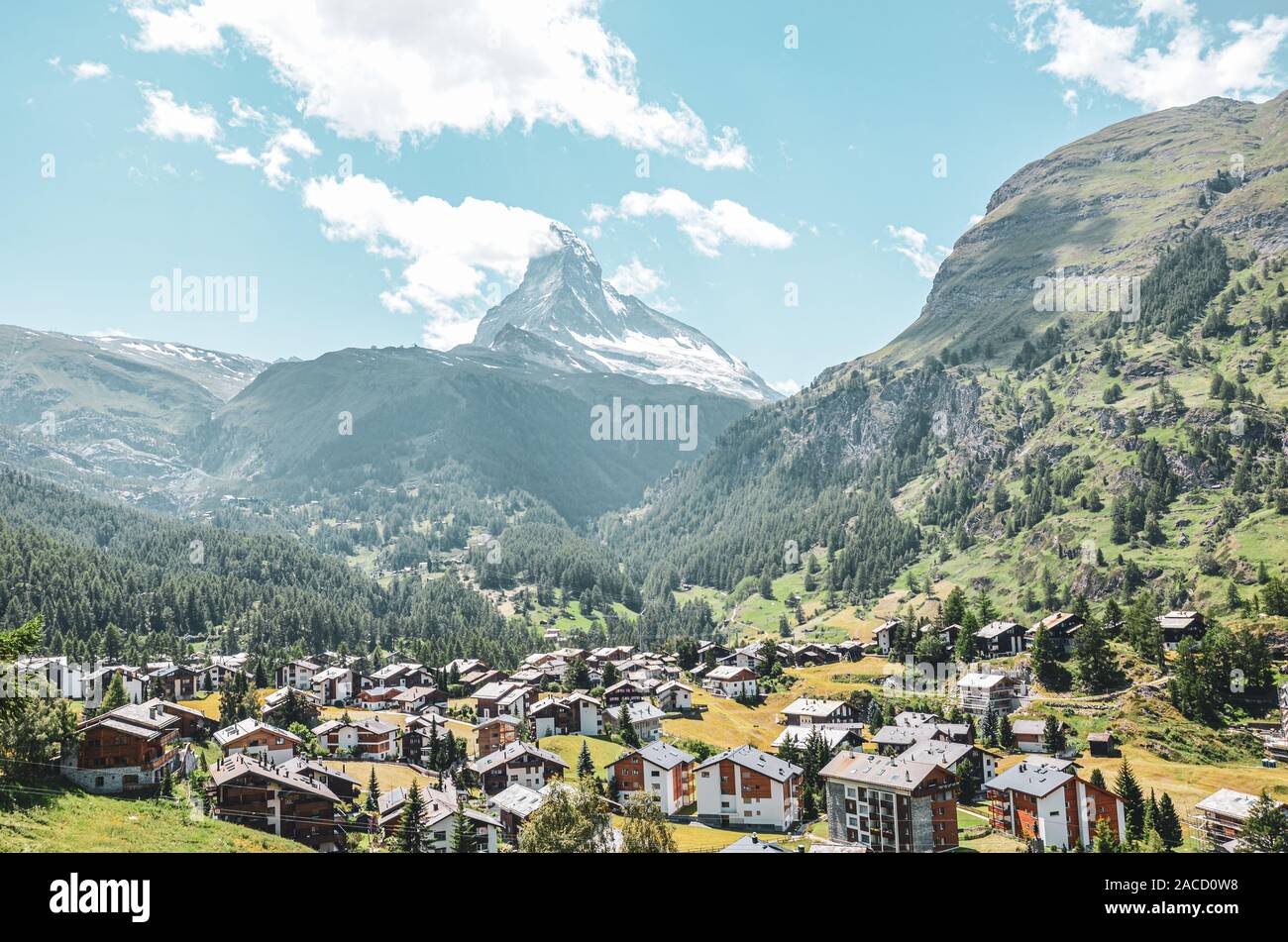 Malerische Bergdorf Zermatt in der Schweiz im Sommer. Berühmte Matterhorn im Hintergrund. Typische Almen. Schweizer Alpen, Alpine Landschaften. Stockfoto