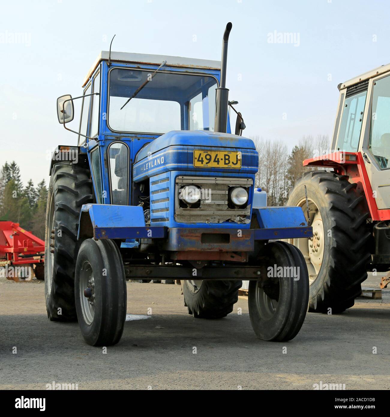 Mariehamn, Finnland - 1. MÄRZ 2014: Klassische Leyland 255 landwirtschaftliche Zugmaschine jahr 1976 auf einem Hof. Der Leyland 255 Traktor wurde in England von Leyland gebaut Stockfoto