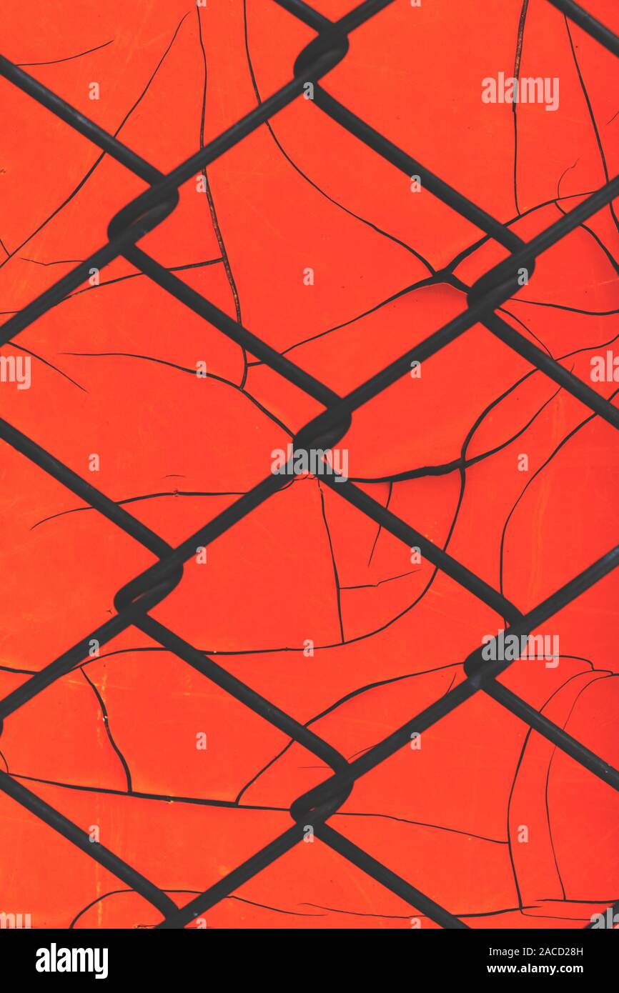 Roter Hintergrund der alten abblätternde Farbe und mesh Verrechnung.. Stockfoto