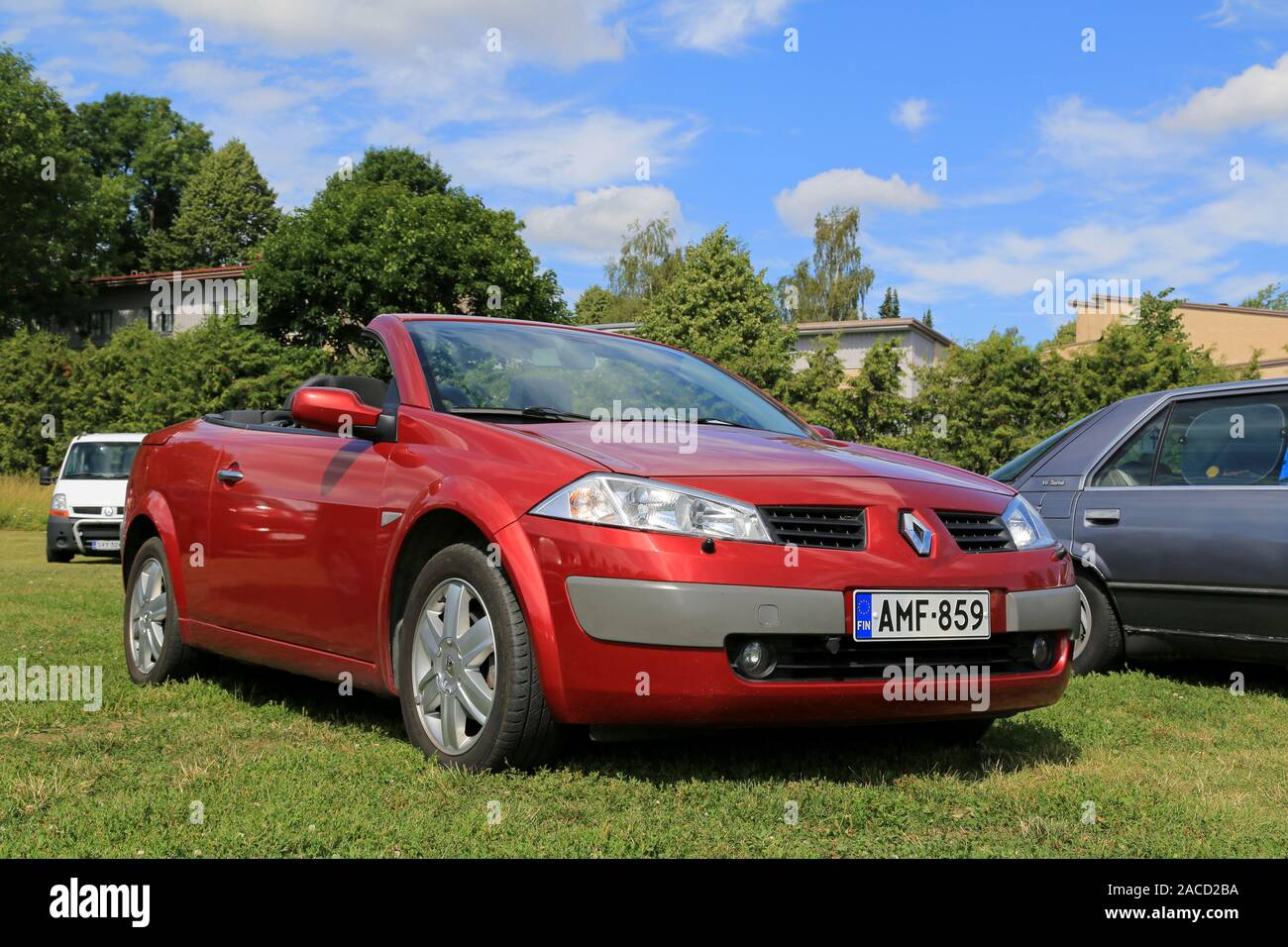 KAARINA, Finnland - 19 JULI 2014: Red Renault Megane Cabrio jahr 2004 auf Gras. Die erste Generation des Renault Megane Cabrio wurde zuerst introduc Stockfoto