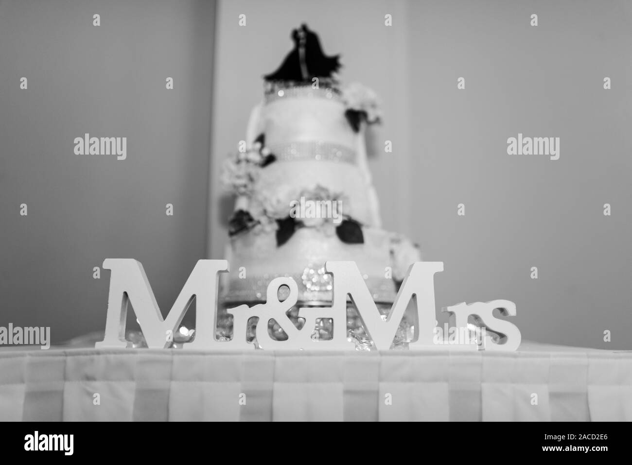 Ein atemberaubender traditioneller, aber unterhaltsamer Hochzeitstorte aus Batman, ein halbiger Kuchen, der für den besonderen Anlass der Hochzeit gemacht wurde, lecker und elegant Stockfoto