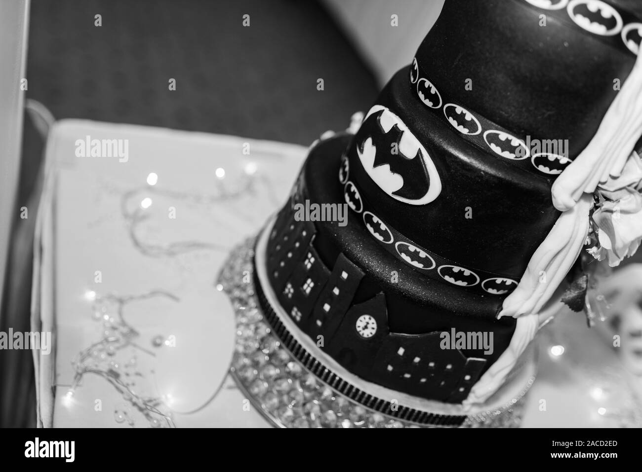 Ein atemberaubender traditioneller, aber unterhaltsamer Hochzeitstorte aus Batman, ein halbiger Kuchen, der für den besonderen Anlass der Hochzeit gemacht wurde, lecker und elegant Stockfoto