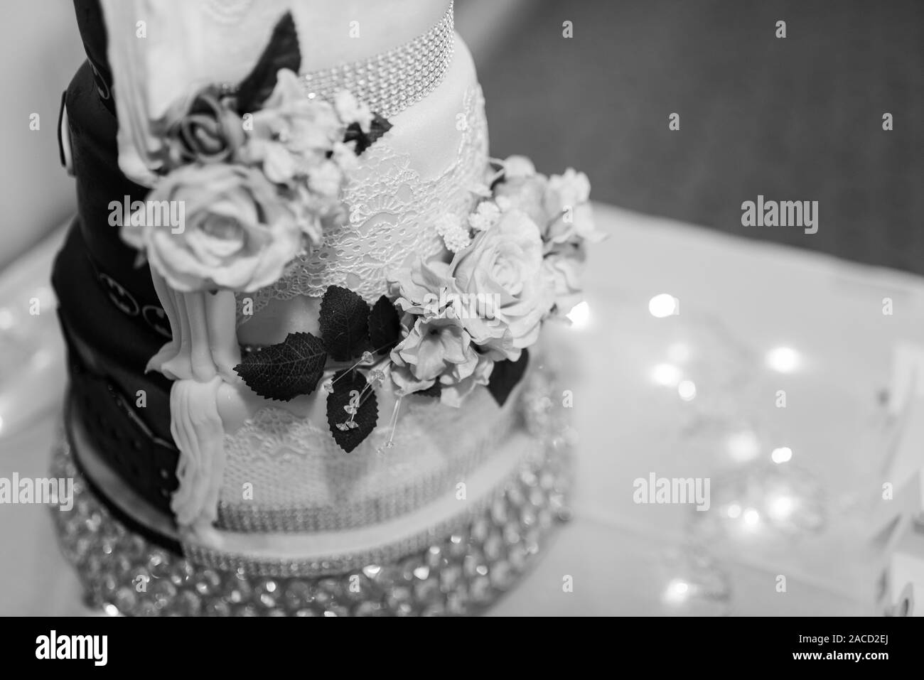 Ein atemberaubender traditioneller, aber unterhaltsamer Hochzeitstorte aus Batman, ein halbiger Kuchen, der für den besonderen Anlass der Hochzeit gemacht wurde, lecker und elegant Stockfoto