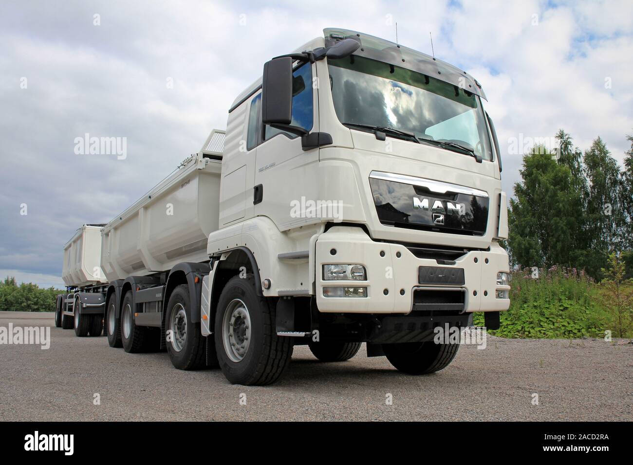 KARJAA, FINNLAND - Juli 6, 2013: Weiß MAN TGS 35.480 Lkw und Anhänger geparkt. MAN präsentiert die MAN Trucknology Tage 2015 19.-21. März in München Stockfoto