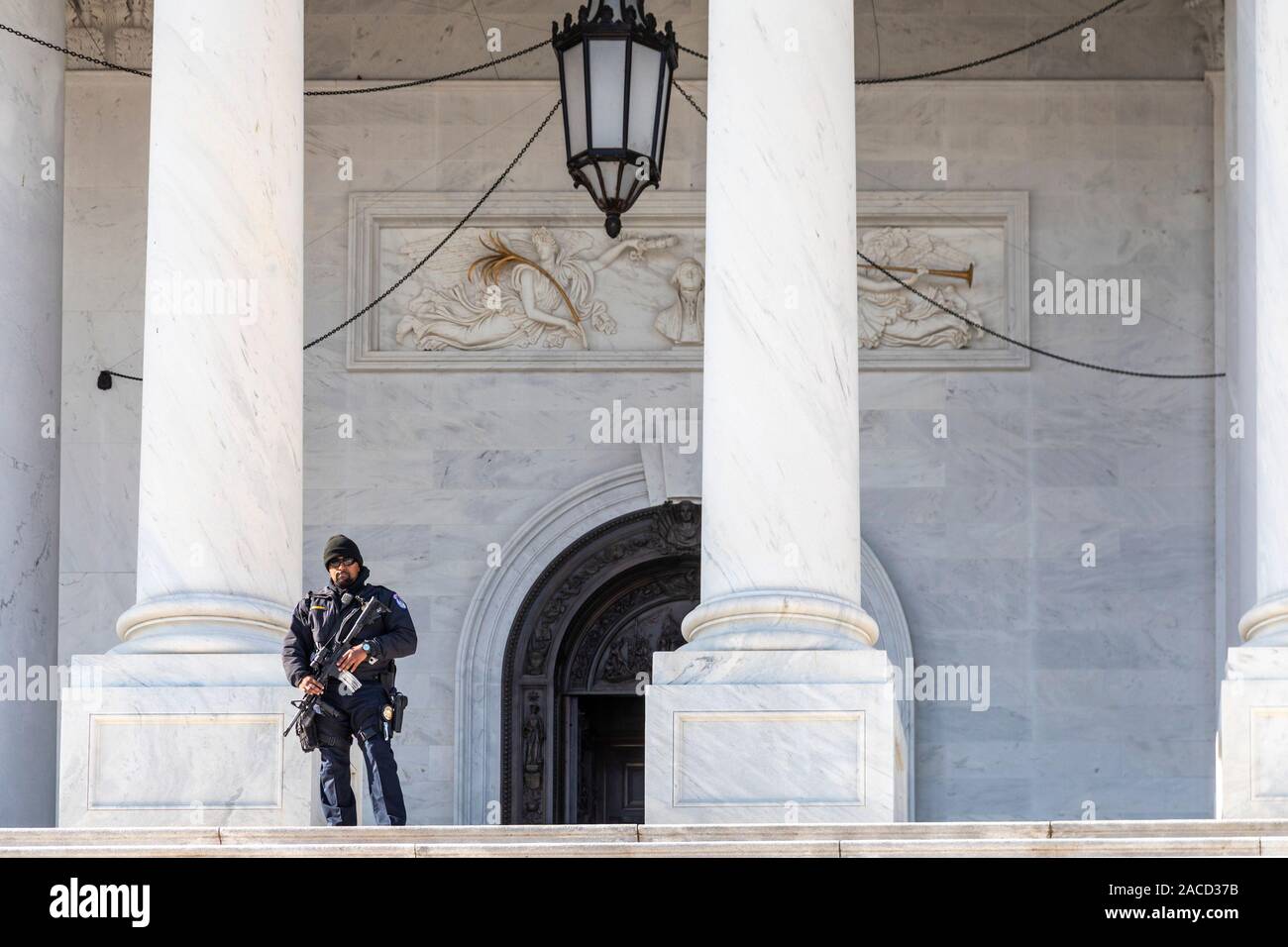 Washington, DC, - DER U.S. Capitol Polizist begrüßt Besucher der Hauptstadt mit einer automatischen Waffe. Stockfoto
