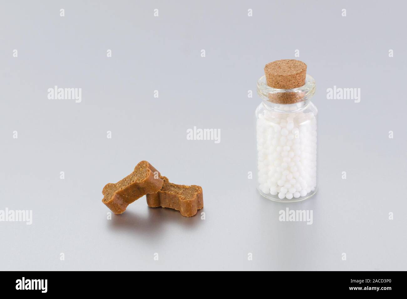 Homöopathische Globuli für Tiere in eine Glasflasche und behandelt wie Knochen Stockfoto