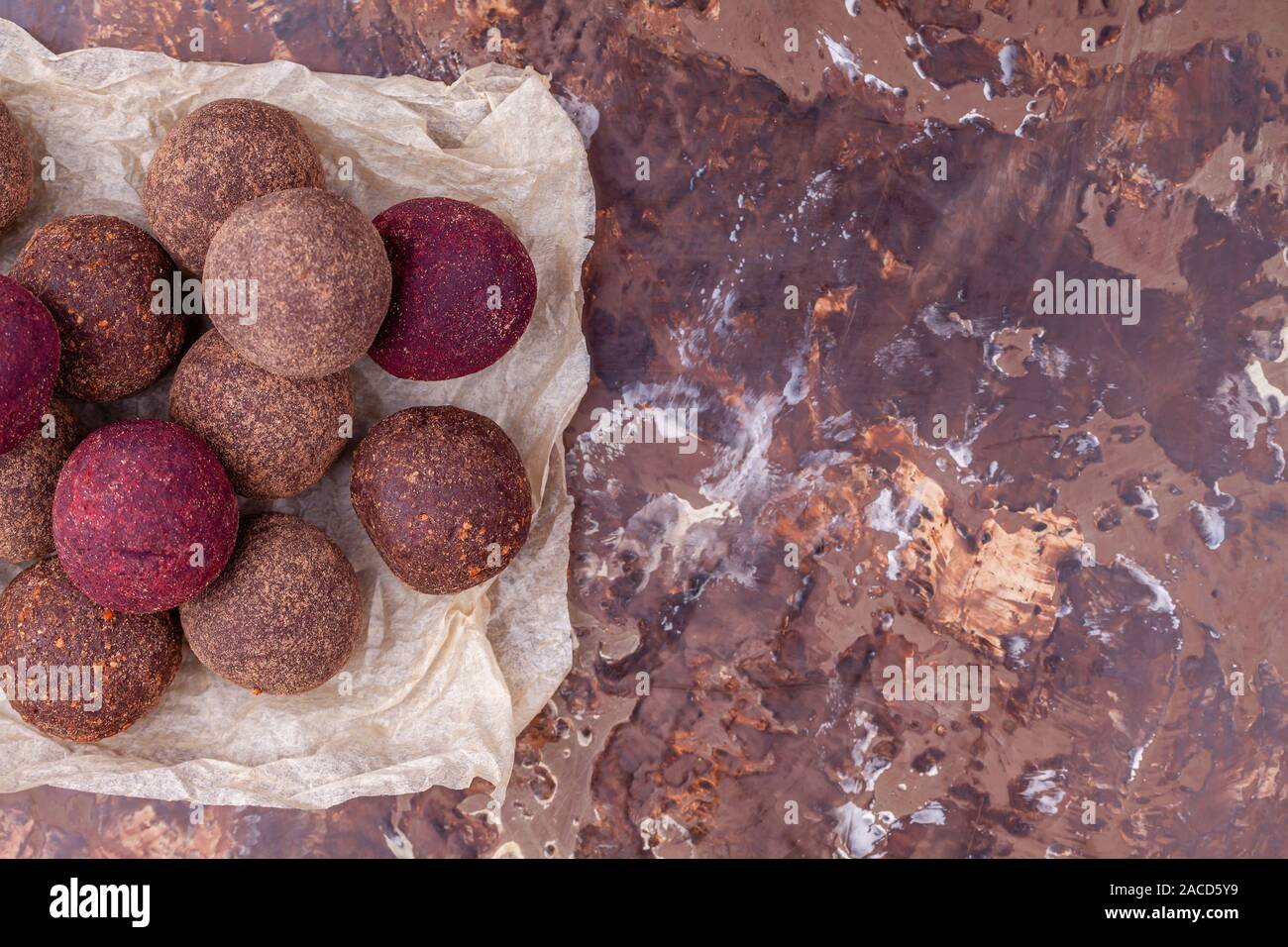 Hausgemachte Raw Vegan Cacao Energie Kugeln, Gesunde Schokolade Süßigkeiten aus Nüssen, Termine Stockfoto