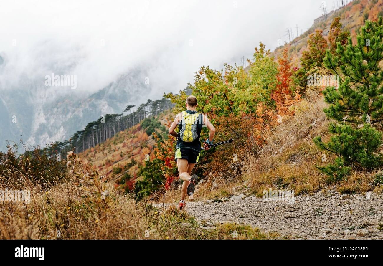 Zurück Trail Running Man run Mountain Marathon im Herbst Stockfoto
