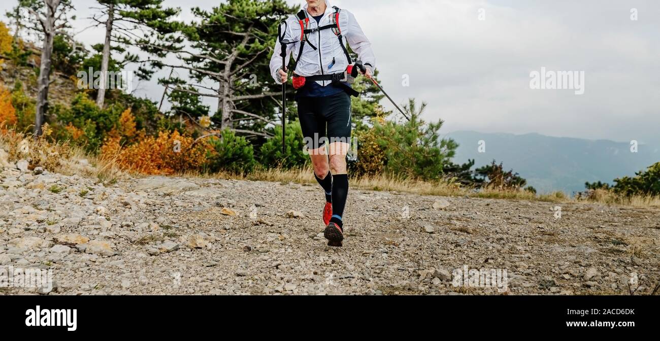 Männliche Läufer mit Trekking Mountain Trail laufen Marathon Stockfoto