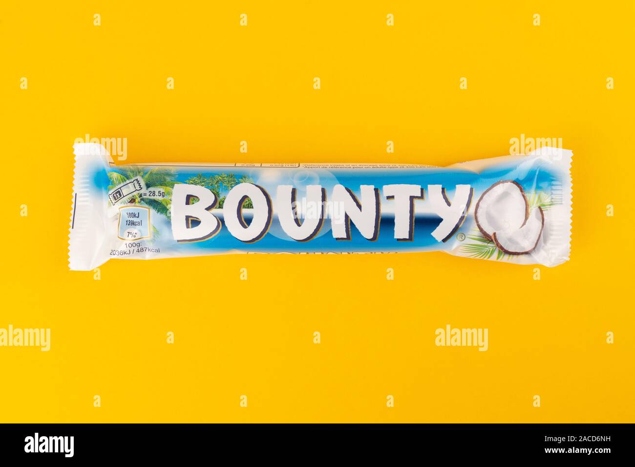 Ein Bounty Schokolade Schuß auf einen gelben Hintergrund. Stockfoto