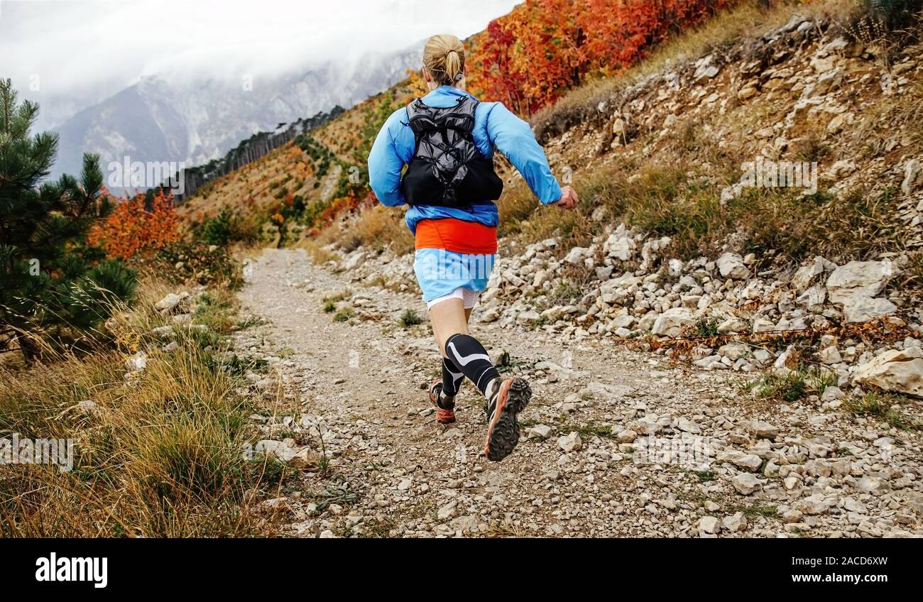 Zurück weibliche Trail Runner laufen Mountain Marathon Rennen Stockfoto