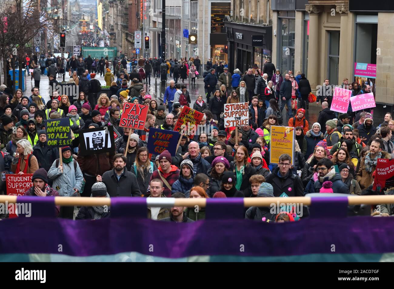 Glasgow, UK. 2. Dez, 2019. UK. Mitglieder der Universität und Hochschule Union (ucu) an 60 Institutionen sind die Streiks vom 25. November - 4. Dezember. Sie streiken für höhere Gehälter und bessere Arbeitsbedingungen. Diese Arbeiter in der Stadt Buchanan Street Schritte mit Fahnen und Flaggen Credit: Douglas Carr/Alamy Leben Nachrichten gesammelt Stockfoto