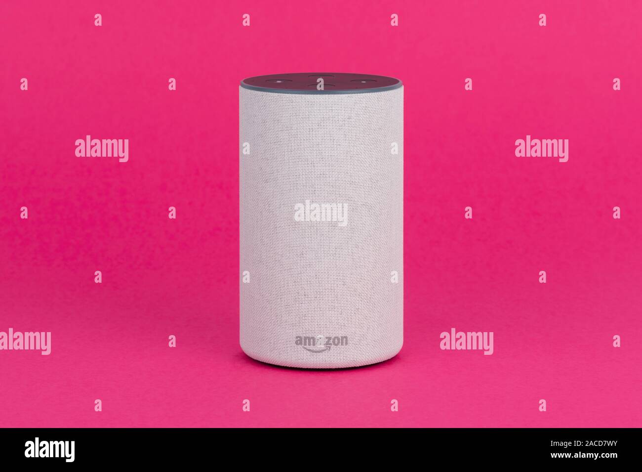 2017 Veröffentlichung einer Amazon Echo (2. Generation) smart Lautsprecher  und persönlicher Assistent Alexa gegen einen rosa Hintergrund gedreht  Stockfotografie - Alamy