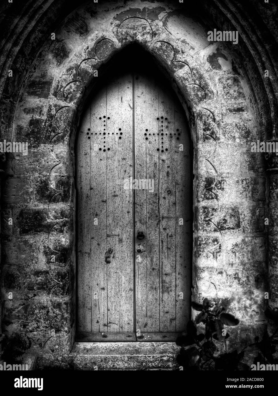 Gotische Tor zu St Simeon Kapelle in Wardija mit unheimlichen kindliche Handabdruck auf Tür Stockfoto