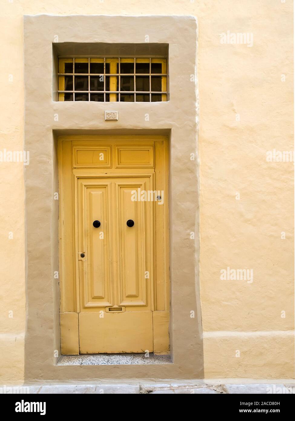 Eine seltsame Single Panel Tür in Mdina in solch einer Weise hergestellt wie in Anlehnung an die traditionelle doppelte Fenster Malta Tür Stockfoto