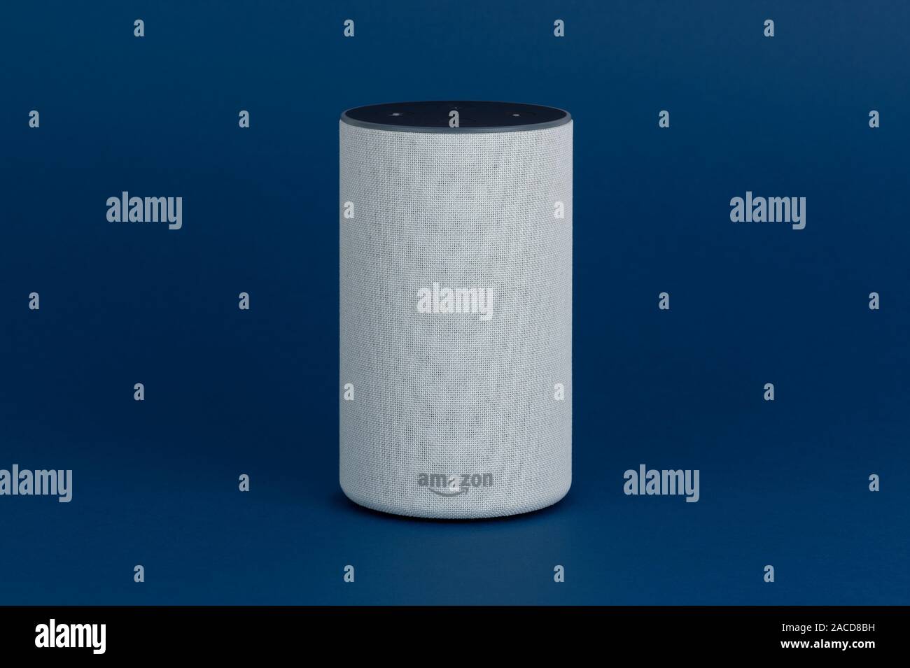 2017 Veröffentlichung einer Amazon Echo (2. Generation) smart Lautsprecher und persönlicher Assistent Alexa gegen einen dunkelblauen Hintergrund gedreht. Stockfoto