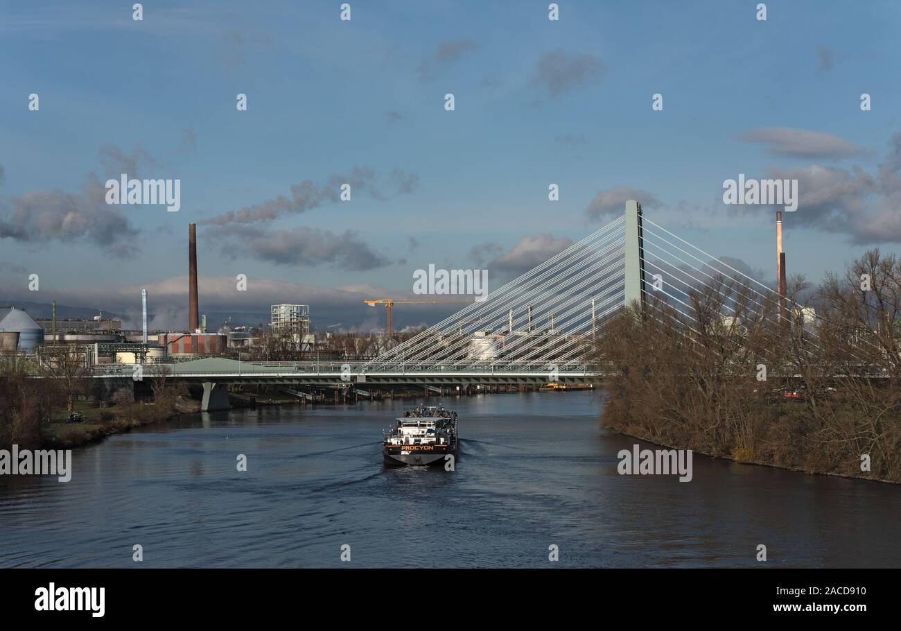 Barge vor der industriellen Anlagen auf dem Main in Frankfurt Hoechst Stockfoto