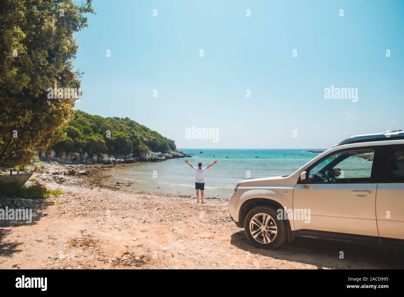 Reisen mit dem Auto Konzept Mann am Sommer, Strand, Meer Stockfoto