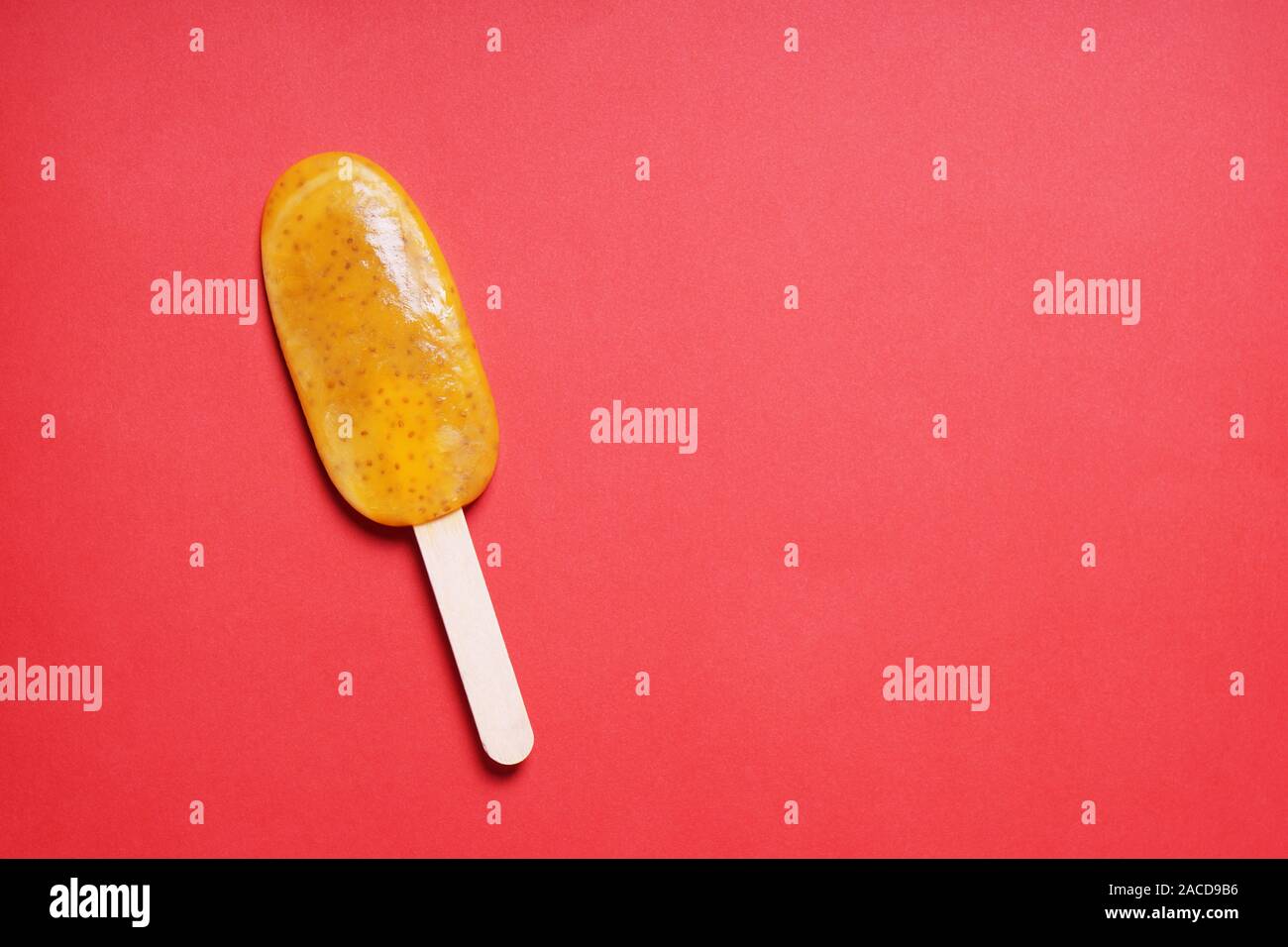 Passionsfrucht oder Maracuja popsicle oder Eis am Stiel oder Eis pop auf rotem Hintergrund mit Kopie Raum Stockfoto