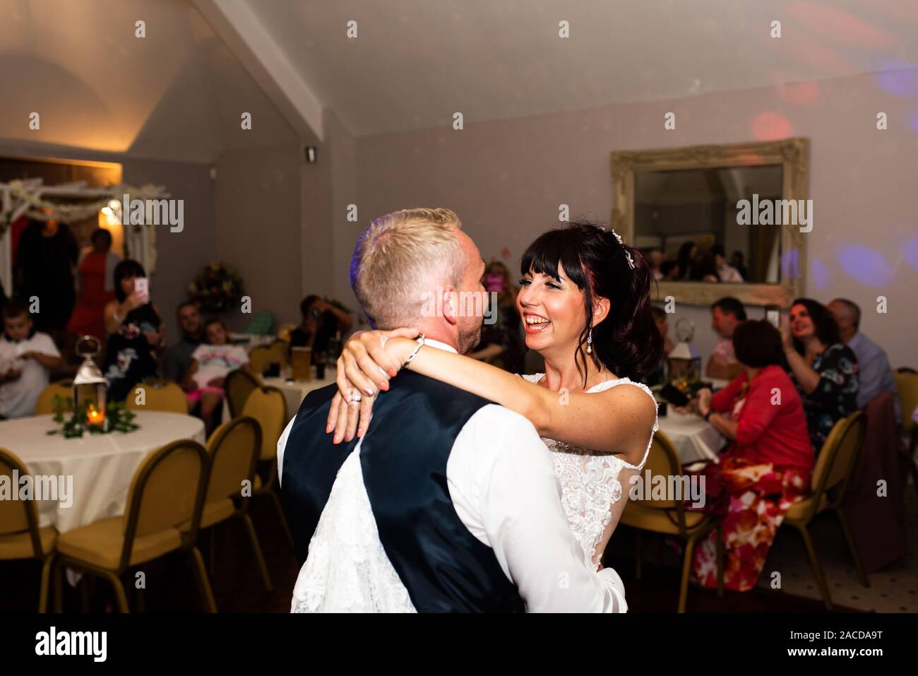 Die Leute tanzen und genießen sich bei einem Hochzeitsempfang, nach der Party im Manor Hotel and Guest House, Cheadle, Hochzeitsort der 2. Klasse Stockfoto