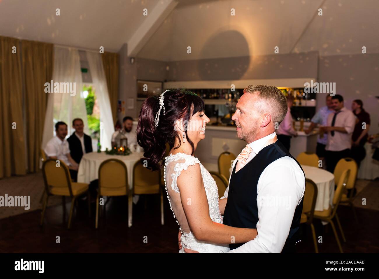 Die Leute tanzen und genießen sich bei einem Hochzeitsempfang, nach der Party im Manor Hotel and Guest House, Cheadle, Hochzeitsort der 2. Klasse Stockfoto