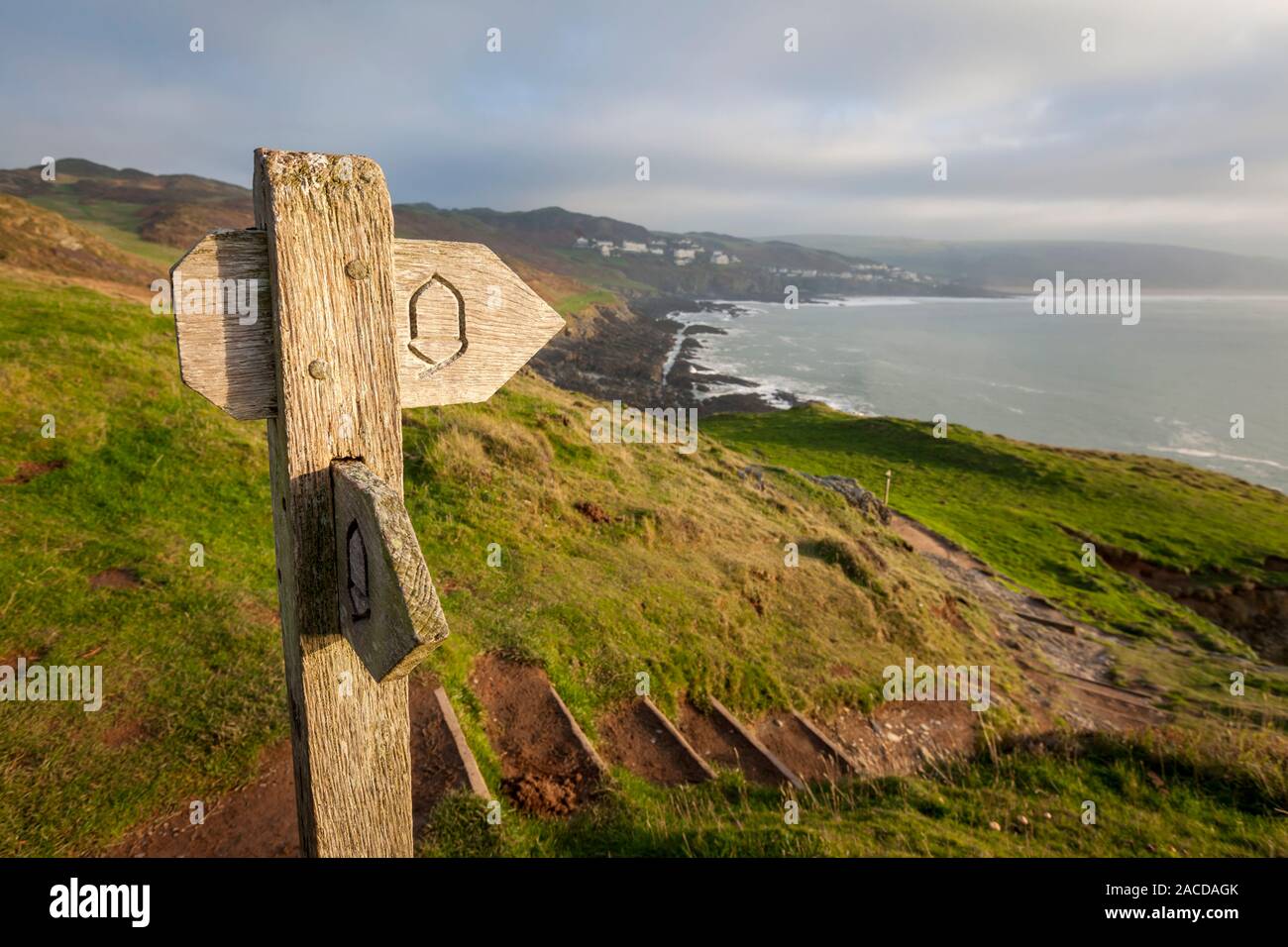 Holz- coastal path Zeichen auf den Klippen in der Nähe von Morte Punkt in North Devon, Großbritannien. Stockfoto