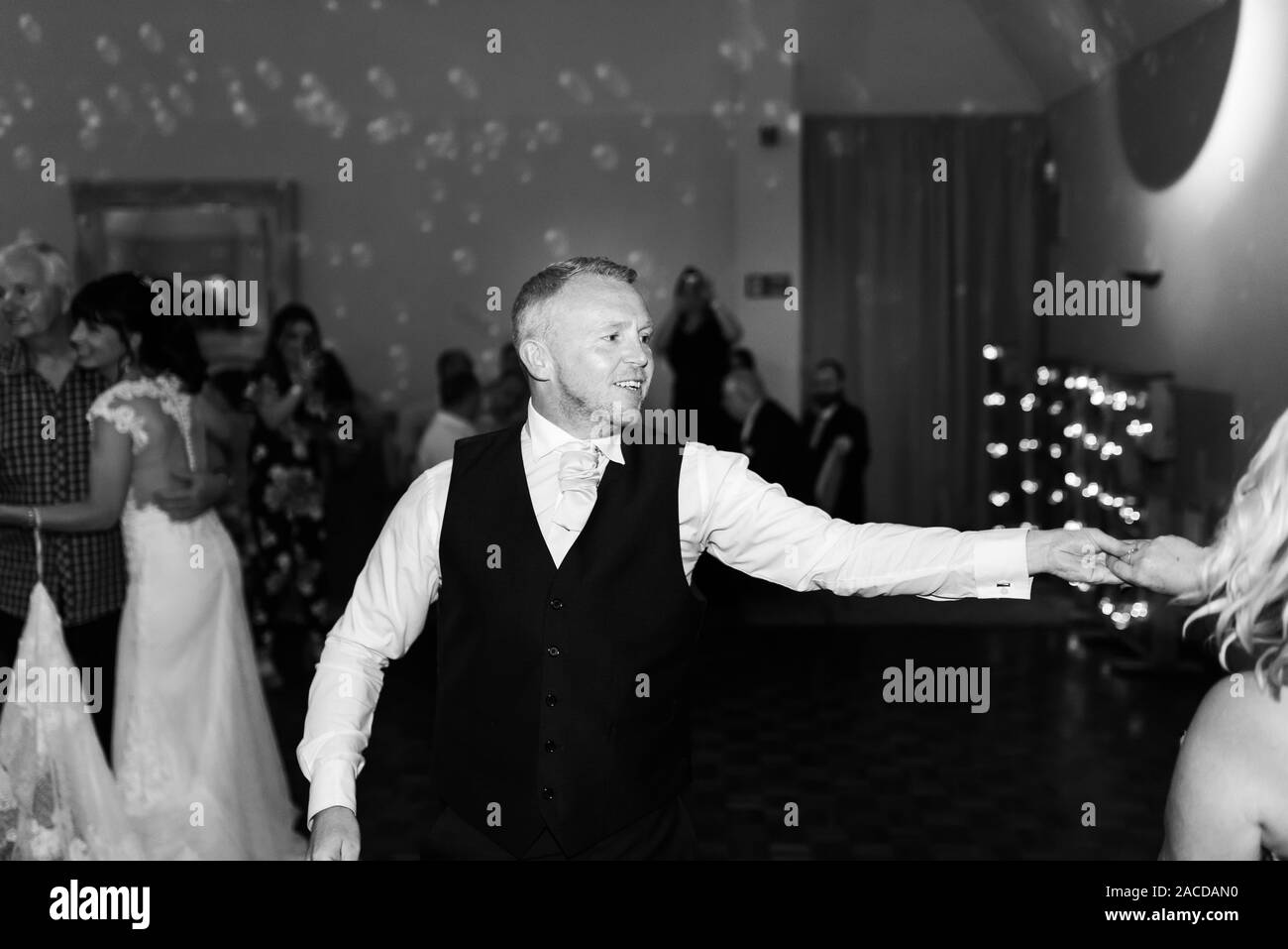 Die Leute tanzen und genießen sich bei einem Hochzeitsempfang, nach der Party im Manor Hotel and Guest House, Cheadle, Hochzeitsort der 2. Klasse Stockfoto