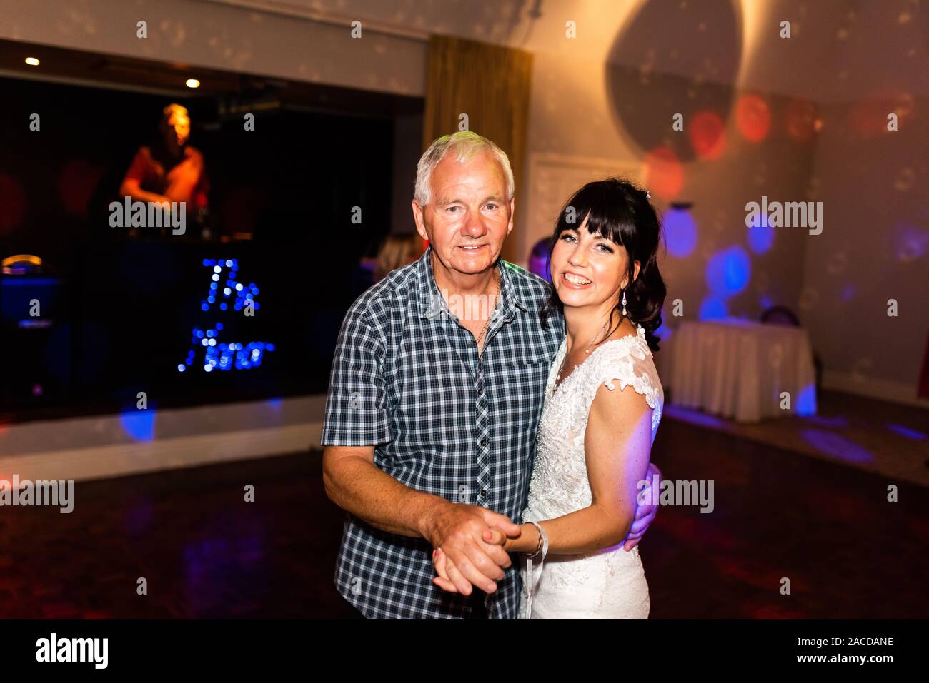 Die Leute tanzen und genießen sich bei einem Hochzeitsempfang, nach der Party im Manor Hotel and Guest House, Cheadle, Hochzeitsort der 2. Klasse Stockfoto