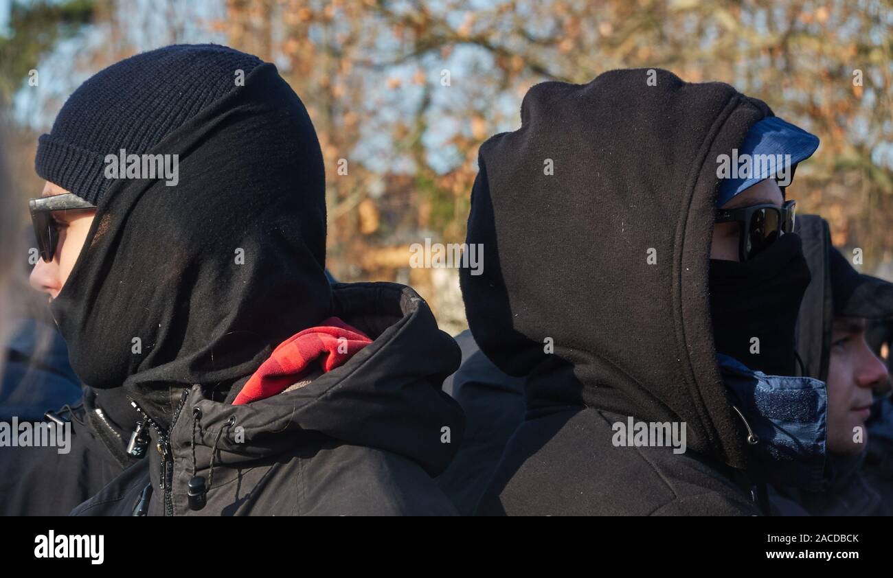 Braunschweig, Deutschland, 30. November, 2019: Demonstranten, die in Schwarz gekleideten und vermummten im Schwarzen Block der Protest Ereignis Stockfoto