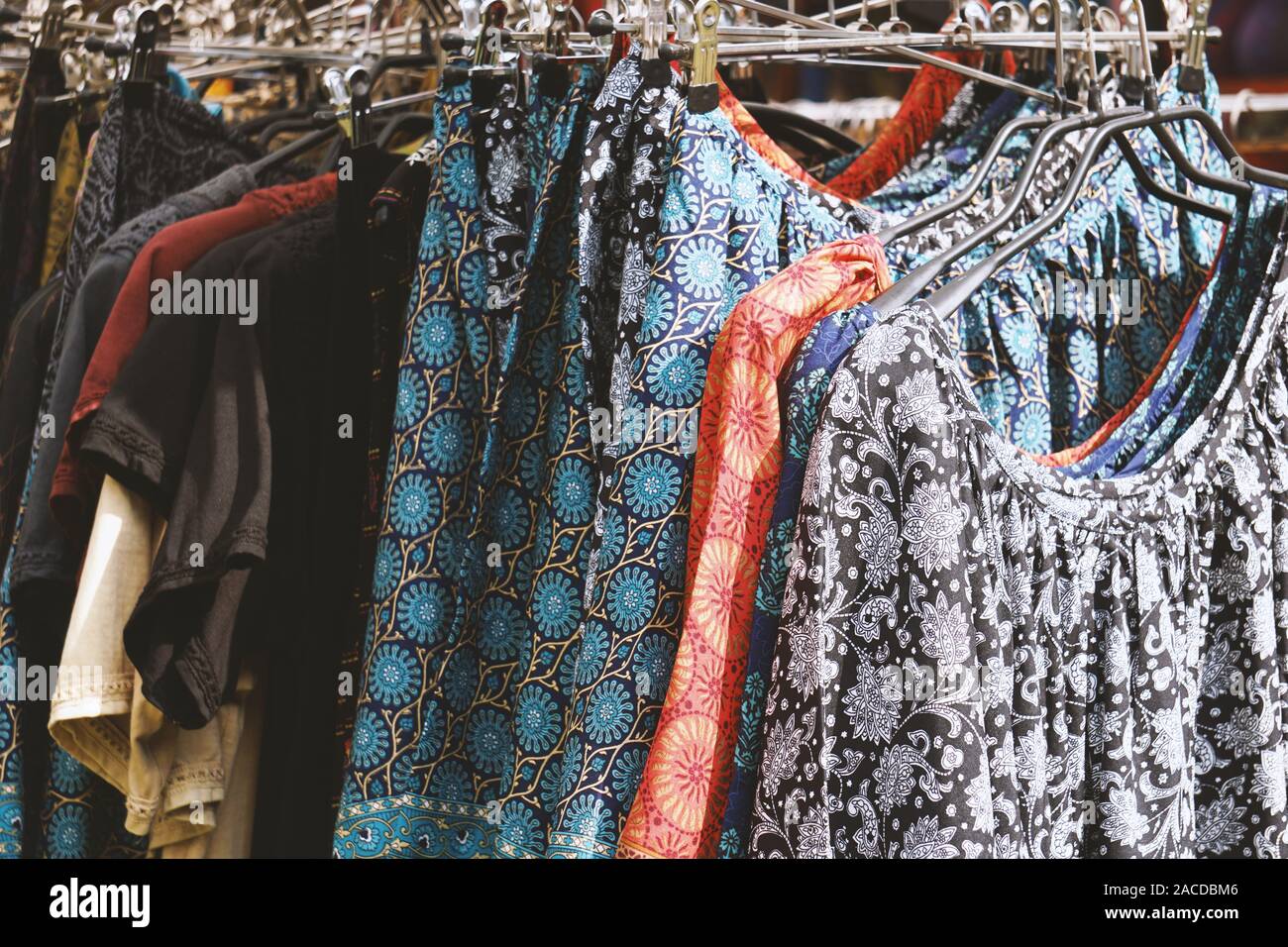 Wäscheständer mit Boho, Hippie style Frauen Kleidung mit floralen und Paisley Muster der Outdoor Fashion Markt Stockfoto