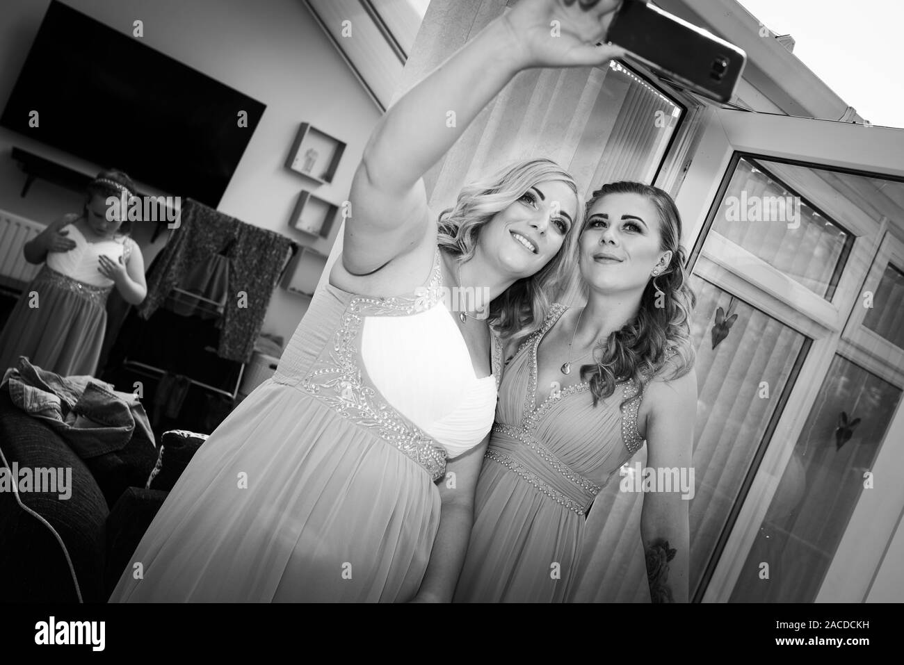 Brautjungfern machen ein Selfie nach der Vorbereitung für den großen Tag, Foto vor einer traditionellen englischen Hochzeit in Stoke on Trent, Staffordshire Stockfoto