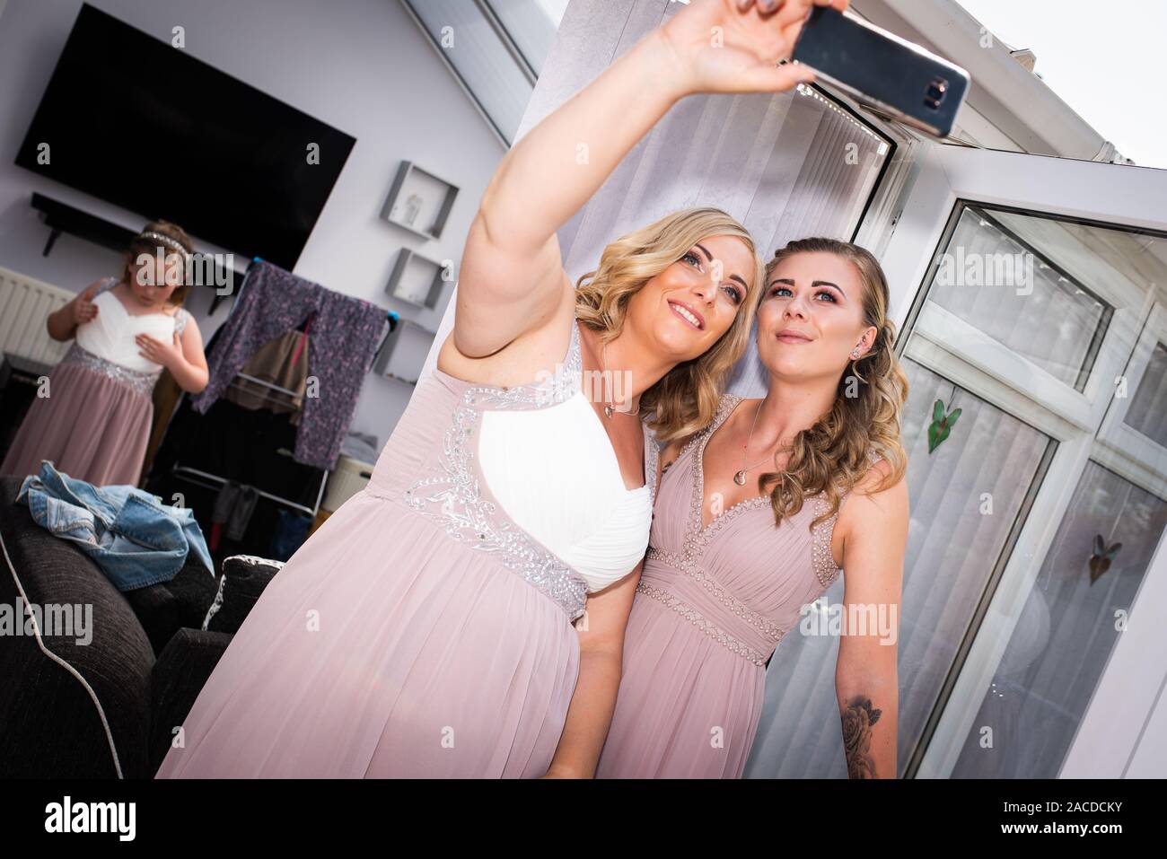 Brautjungfern machen ein Selfie nach der Vorbereitung für den großen Tag, Foto vor einer traditionellen englischen Hochzeit in Stoke on Trent, Staffordshire Stockfoto