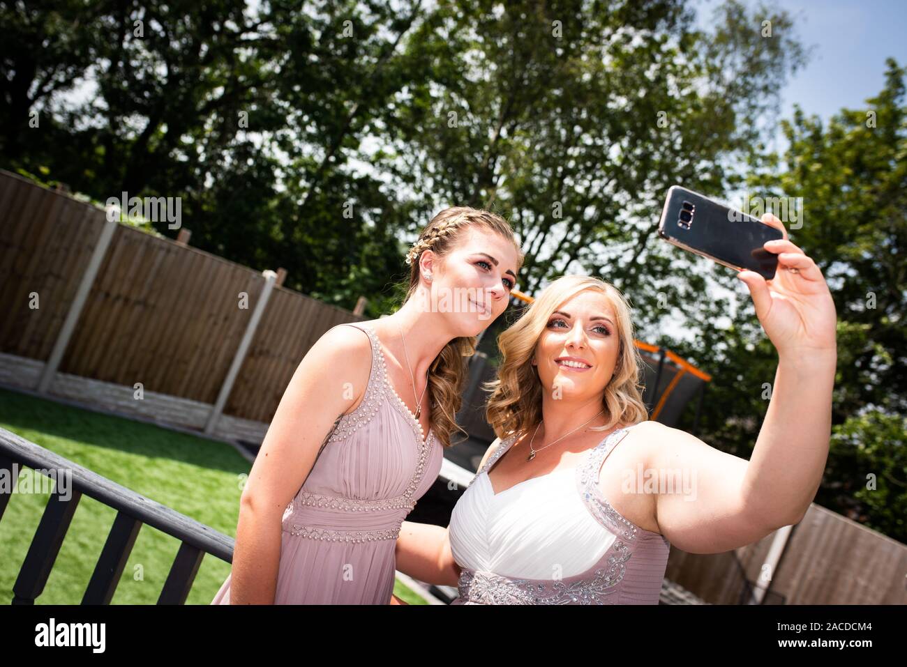 Brautjungfern machen ein Selfie nach der Vorbereitung für den großen Tag, Foto vor einer traditionellen englischen Hochzeit in Stoke on Trent, Staffordshire Stockfoto