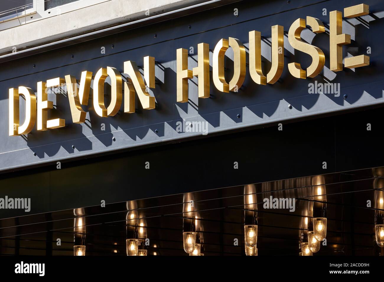 Detail messing-Schriftzug. Devon House, London, Vereinigtes Königreich. Architekt: Steif+Trevillion Architekten, 2019. Stockfoto
