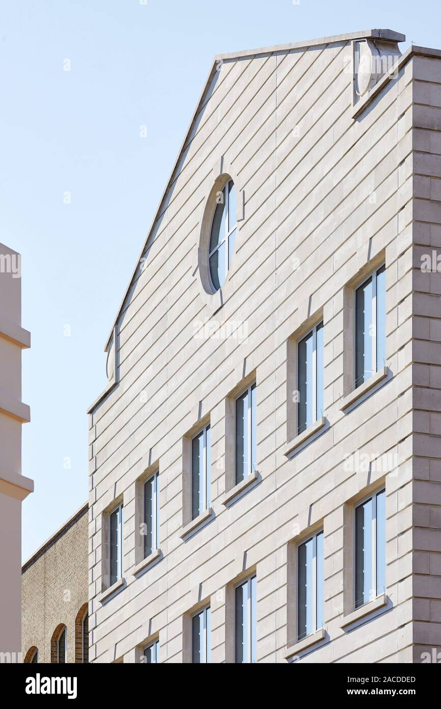 Detail der Portland Fassade aus Stein in der Perspektive. Devon House, London, Vereinigtes Königreich. Architekt: Steif+Trevillion Architekten, 2019. Stockfoto