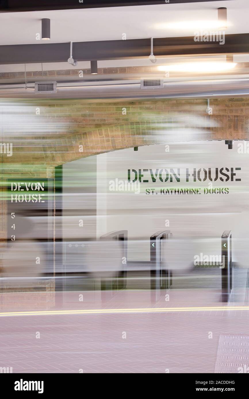 Unterschrift mit Bewegungsunschärfe. Devon House, London, Vereinigtes Königreich. Architekt: Steif+Trevillion Architekten, 2019. Stockfoto