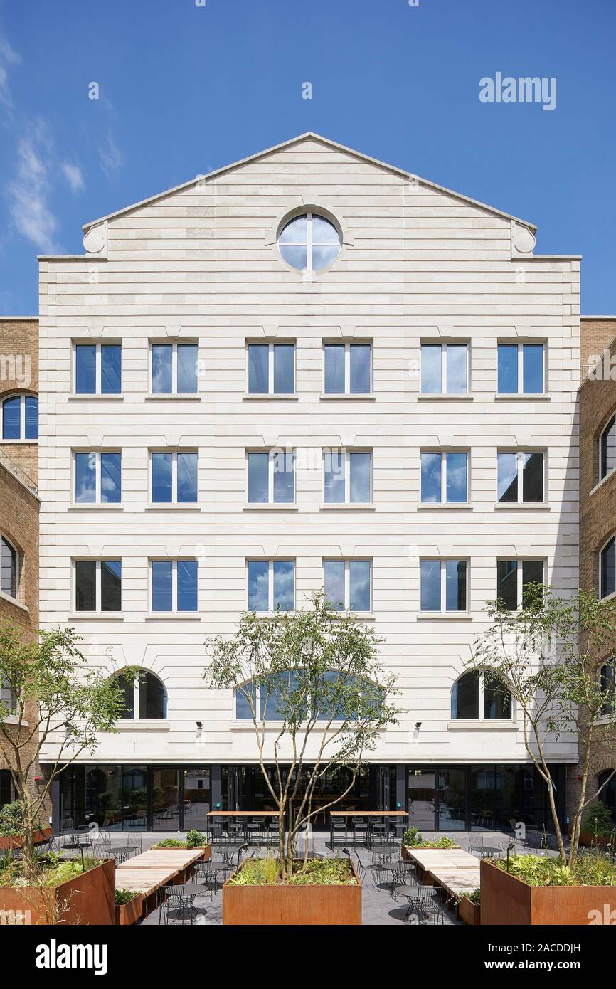 Riverfront Fassade mit Terrasse. Devon House, London, Vereinigtes Königreich. Architekt: Steif+Trevillion Architekten, 2019. Stockfoto